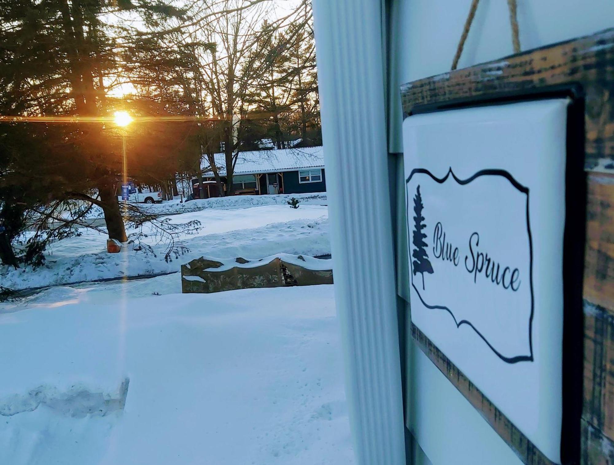 Blue Spruce Bed And Breakfast Muskoka Грейвенхерст Экстерьер фото