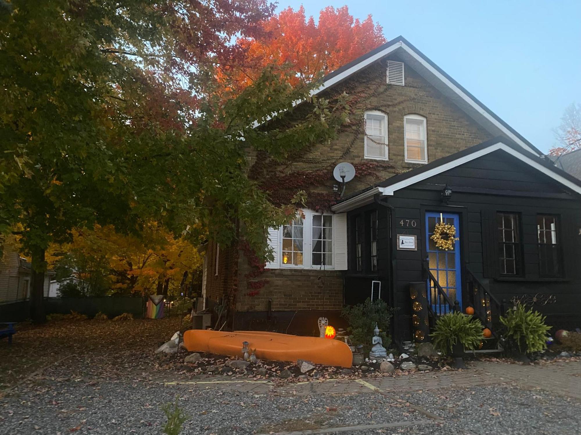 Blue Spruce Bed And Breakfast Muskoka Грейвенхерст Экстерьер фото